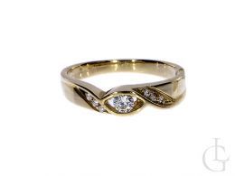 złoty pierścionek zaręczynowy z cyrkoniami nowoczesny wzór złoto żółte próba 0.585