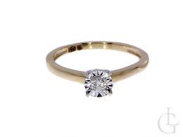 pierścionek na palcu w pudełku klasyczny pierścionek zaręczynowy z brylantem dużym diamentem złoto żółte złoto żółte 14K 0.585 zaręczyny prezent pamiątka