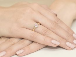 złoty pierścionek zaręczynowy z rubinem rubin korona kwiatek kwiat markiza z brylantami diamentami na palcu na ręce złoto żółte próba 0.585 14ct nowoczesny wzór pierścionka