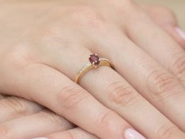 złoty pierścionek zaręczynowy z rubinem brylantami diamentami diament brylant rubin klasyczny złoto żółte próba 0.585 pierścionki zaręczynowe klasyczne