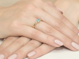 złoty pierścionek klasyczny zaręczynowy z topazem i brylantami diamentami topaz realne zdjęcia na palcu pierścionka