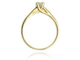 złoty pierścionek zaręczynowy klasyczny wzór z brylantami diamentami z brylantem diamentemna palcu na ręce złoto żółte próba 0.585 14ct nowoczesny wzór pierścionka