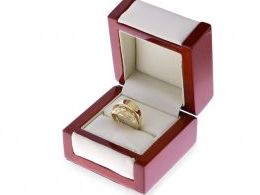 pierścionek złoty ekskluzywny szeroki duży diamentowane złoto żółte realne zdjęcie na palcu dłoni ręce pierścionek w pudełku zaręczynowym