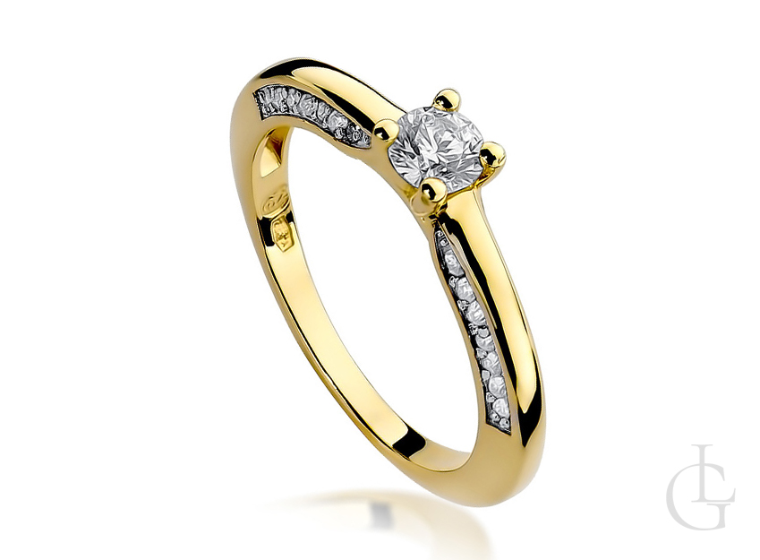 Złoty pierścionek zaręczynowy z brylantami