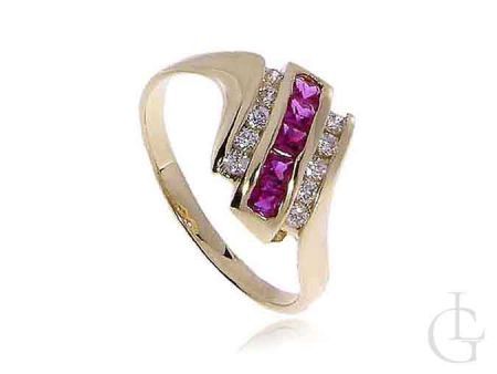 Zmysłowy złoty pierścionek zaręczynowy z rubinowymi kamieniami