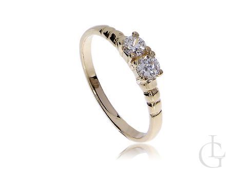 Klasyczny złoty pierścionek zaręczynowy