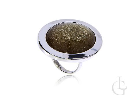 Pierścionek srebrny ze złotym połyskującym kamieniem piasek pustyni